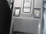 シートヒーターの水は運転席と助手席の間にあります。スイッチを入れて1分位で温かくなります。腰痛予防、血行促進にお役にたてます。これからの寒い日には嬉しい装備です。
