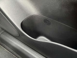 運転席、助手席のドアにもドリンクホルダーがございます(^O^)