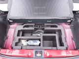 荷室ボード下です。パンク修理・工具はここに。