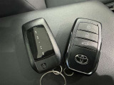 スマートキーをポケットやバッグに携帯していれば、キーを取り出すことなくドアハンドルを握り解錠、ドアハンドルのセンサーに触れるだけで施錠できます。
