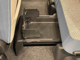 中敷きを立ち上げれば、倒れやすい荷物も安定して積める置きラクボックスが標準装備