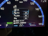 隣車線を走る車両をレーダーで検知し、ドアミラーでは確認しにくい後側方エリアに存在する車両に加え、急接近してくる車両も検知します。車両を検知するとドアミラーに搭載されたLEDインジケーターが点灯します。