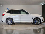 ☆BMWの前後重量配分50:50はエンジン自体をフロントタイヤよりも後ろにずらし、通常はエンジンルーム内に搭載される重量物であるバッテリーをトランクに移動させるなどして実現されています☆