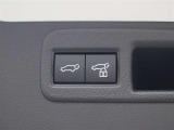 ハンズフリーパワーバックドア(挟み込み防止機能・停止位置メモリー機能付)が装備されています。スマートキーを携帯していれば、リヤバンパーの下に足を出し入れするだけで自動開閉します。