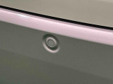 駐車場などでペダルの踏み間違えた時、急発進を抑制するバックソナーセンサーが付いているので安心です。