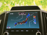 画面には天気予報が表示され、地図上で各地の情報を確認できます。停車中にはテレビの映像を視聴でき、出発前の情報確認や休憩時間にも役立つ装備です。