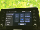 AM・FMや交通情報、USB、Bluetoothなど、複数のオーディオソースを画面から選択できます。使いたい音源を一覧で確認しながら切り替えられ、毎日の移動時間を便利に活用できます。