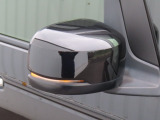 【LEDドアミラーウインカー】ドアミラーにウィンカーが付いているので、周りの車がウインカーやハザードに気付きやすくなります。右左折時や車線変更時の事故を防ぎ、安全に走行できます。