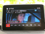 テレビ番組を画面で視聴でき、停車中の待ち時間にも映像を楽しめます。番組情報や操作項目も画面上で確認しやすく、停車時に車内で過ごす時間をより便利に活用いただけます。