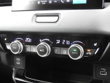 ★フルオートエアコン★運転席と助手席でそれぞれ温度を設定することが可能です。風量・風向・冷暖房切り替え・ファンの強さ をシステムが自動でコントロールします。運転席&助手席シートヒーター装備!
