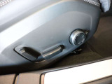 運転席は左右ともパワーシートとなっています ボタンをスライドさせることで直感的に操作可能です