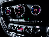 MINIの運転席操作部は、中央に構えるディスプレイが最大の特徴です。航空機を思わせるトグルスイッチなど、直感的で遊び心のあるメカニカルな操作感が、ゴーカートのような走りの高揚感を高めます。