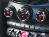 【Wエアコン】運転席と助手席別々の温度調整が可能!
