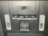 フロント天井にヘルプネットボタンが付いています。運転中に急な体調不良になった時ボタンを押すだけでヘルプネットセンターのオペレーターに繋がるので安心ですよ。