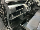 【グローブボックス】車検証や保険証、保険関連書類、整備用グローブなどの必要書類・小物を、助手席から運転席へすぐに取り出せる場所に整理して保管できます。車内の小物整理に役立ちます!