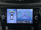 上からの視点で狭い駐車場への駐車に役立つ、アラウンドビューモニター対応純正メモリーナビ装備。