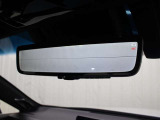 デジタルインナーミラー(前後方録画機能付)が装備されています。車両後方カメラの映像をミラー内のディスプレイに表示。車両前後のカメラで撮影した映像をデジタルインナーミラー内のSDカードに録画します。