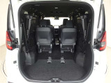 サードシートは跳ね上げ式。片手でのワンタッチ格納で荷室スペースが広がります。