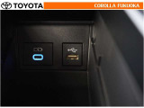 ポータブルオーディオなどの機器を接続して、車両のスピーカーで聞くことができます。