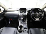 上質で落ち着いた印象のインパネ。視界も広々で運転しやすいです。
