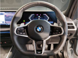 【ハンドル】ドライバーとBMW車の一体感がダイレクトに伝わるステアリングホイール。形状・太さへの拘りに加えて、操作性を高める為にスイッチ類も配置。クイックかつ安定のドライビングを体感下さい!