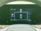 デジタル表示で速度やシフト位置などを確認でき、運転に必要な情報が視線の先にまとまっています。表示内容を把握しやすく、日々の運転を落ち着いてサポートします。
