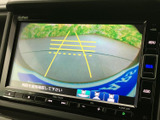 後方の様子を画面に映し、目安となるガイド線も表示されるため、駐車時の確認をサポートします。周囲の状況に注意しながら車庫入れをしたい場面で、便利にお使いいただけます。