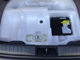 もしパンクをしてしまったら、この溶剤をエア注入口より入れて応急処置をしてください。重たいスペアタイヤを積んで走るより燃費の向上になるので、パンク修理キット搭載の車が増えているんです。