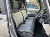 明るい色合いのシートと広々とした足元で、運転席・助手席ともにゆったり過ごせる空間です。運転席からの見通しも確保され、日常の乗り降りにも便利です。