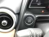 【 プッシュボタンスタートシステム 】 「アドバンストキーを携帯し、ブレーキペダルを踏みながらインパネ上のボタンを押すだけで、エンジンの始動/停止ができます。」
