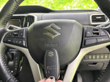 手元にオーディオ関連などのスイッチが配置され、運転姿勢を保ちながら各種操作を行いやすい仕様です。表示やボタンの位置を確認しやすく、日常の運転時に便利にお使いいただけます。