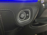 ステアリングボタンは、使いやすいデザインでございます。ステアリング付近のレバーや、ステアリングボタンで追従機能の操作も可能でございます。