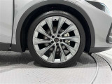 タイヤサイズは(225/45R21)で純正アルミホイールです。