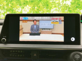 テレビ映像を表示できる画面を備え、停車中の休憩時間などに番組を視聴できます。画面中央に映像が表示されるため内容を確認しやすく、車内で過ごすひとときにも便利です。