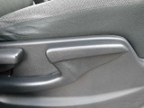 運転席は上下調節可能なリフター機能付き。