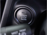 【スマートキー&プッシュスタート】カバンやポケットに入れたままでもドアの施錠・解錠が可能なスマートキーを装備。エンジンのオン・オフ時もカギを取り出す必要が無く、ボタンをプッシュするだけでOK。
