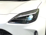 【LEDヘッドライト】悪天候や夜間走行時も良好な視界を確保し安心して運転できる高輝度LEDヘッドライトを装備!点灯速度が早く、消費電力も抑えられています。