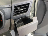 便利なカップホルダーを装備しています。 缶ジュースを開けて運転していると振動で倒れないかヒヤヒヤ、意外と置き場に困るもの。 意外に重要な装備ですね。
