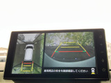 後方の映像に加えて車両周囲の様子も表示され、駐車時の安全確認をサポートします。ガイド線も見やすく、狭い場所への駐車や切り返しの際に役立つ装備です。