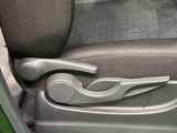運転する人それぞれの体格に合わせてドライビングポジションをきめ細かく調整できる、運転席シ-トリフタ-が付いています(^^♪