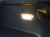 バックドアを開けると自動で点灯し、バックドアを閉めると消灯します。荷物を探す時などとても便利です!