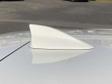 ルーフ後端にシャークフィンアンテナを装備。すっきりとしたフォルムが車両全体のデザイン性を高め、スポーティで引き締まった印象を演出します。