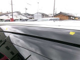 ルーフの運転席側後方にへこみがあります。
