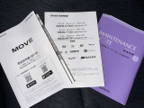 メンテナンスノート、取扱説明書です。 その車の整備記録が事細やかに記録されています。 車が生まれてから今までどのような道を歩んできたのか判るとても重要な物ですよ。