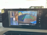 後方映像に加えて車両周辺を見渡す表示があり、ガイドラインも確認できます。駐車時や狭い場所での切り返しなど、周囲の状況を把握したい場面で心強く、日常の運転をサポートします。