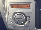 【オートエアコン】一度お好みの温度に設定すれば、車内の温度を検知し風量や温度を自動で調整。暑い&hellip;寒い&hellip;と何度もスイッチ操作をする必要はありません。快適な車内空間には必須の機能ですね♪