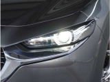 【LEDヘッドライト】悪天候や夜間走行時も良好な視界を確保し安心して運転できる高輝度LEDヘッドライトを装備。明るい上に点灯速度が早く消費電力も抑えられています。