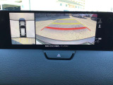 360&deg;ビューモニターでは前後左右4つのカメラ映像をさまざまな走行状況に応じて切り替えてセンターディスプレイに表示することで、駐車時や狭い道でのすれ違い時、見通しの悪い交差点進入時でも安心感を高めます