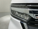 LEDヘッドライトは、点灯の瞬間から最大光量を発揮し、突然暗くなるトンネルなどでの安定感を高めます。