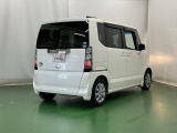 後席の窓には外から車内が見えにくくなるプライバシーガラスを採用。周りを気にせずリラックスして過ごせます